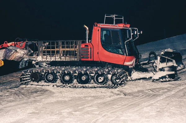 Ratracu Ratrack Stroj Úpravu Sněhu Připravuje Sjezdovky Pro Lyžaře Lyžařském — Stock fotografie