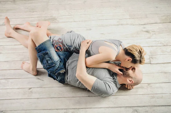 Guy Beard Blonde Girl Sitting Floor Pillows Guitar Emotions Love — Stock Photo, Image