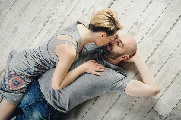 Kille Med Skägg Och Blond Tjej Sitter Golvet Bland Kuddarna — Stockfoto