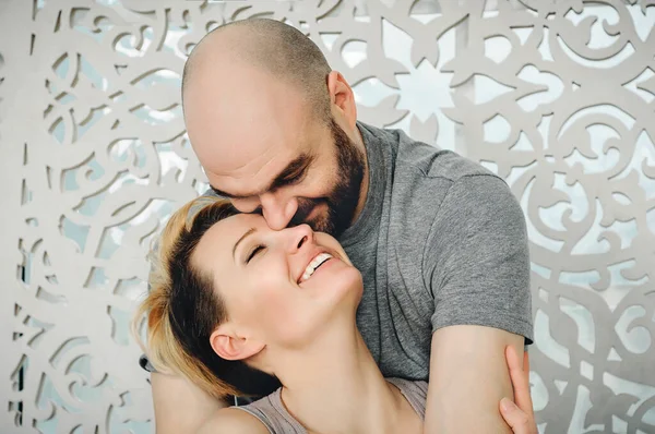 Cara Com Barba Uma Garota Loira Está Sentado Chão Entre — Fotografia de Stock