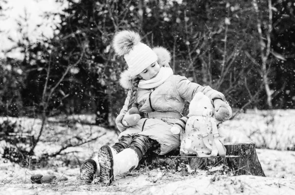 Lustiges Kleines Mädchen Schneebedeckten Neujahrswald Spielt Mit Einem Weißen Bären — Stockfoto
