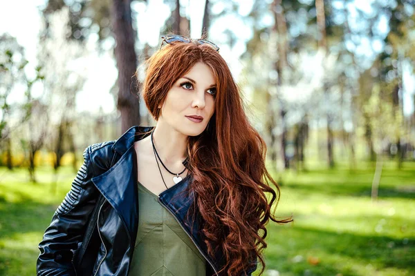 秋や春の公園で赤い髪の女の子笑顔 — ストック写真