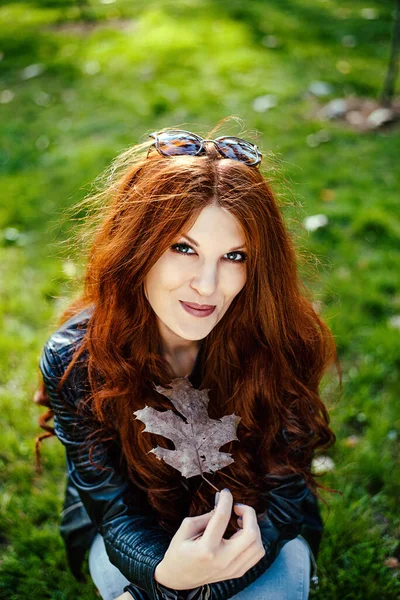 秋や春の公園で赤い髪の女の子笑顔 — ストック写真