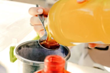 Milkshake karıştırıcı ve şurup hazırlama süreci