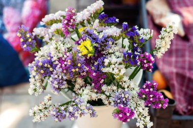 Menekşe buketi, ahududu, sarı, beyaz kır çiçekleri
