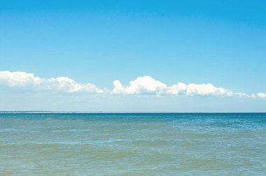 Bulutlu ve denizli mavi güzel gökyüzü.