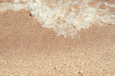 Deniz dalgası kumsalda