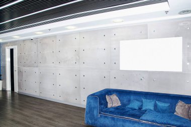 Modaya uygun gri iç döşeme, resepsiyon odasında mavi ve gri yastıklı.