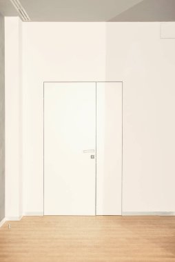 Modern ticaret ofisindeki boş bir salon.