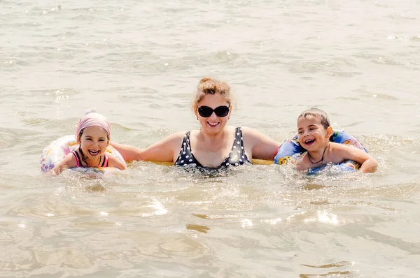 Bambini Felici Loro Madre Che Giocano Mare Vacanza Estiva Concetto — Foto Stock