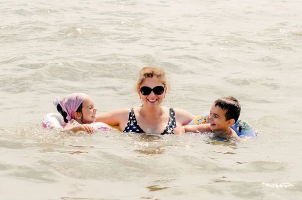 Bambini Felici Loro Madre Che Giocano Mare Vacanza Estiva Concetto — Foto Stock