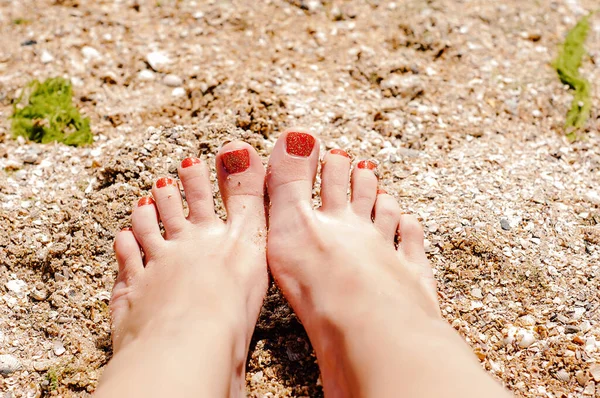 Ženské Opálené Nohy Písečné Pláži Cestovní Koncept — Stock fotografie