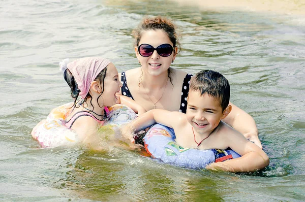 Niños Felices Madre Jugando Mar Vacaciones Verano Concepto Estilo Vida — Foto de Stock