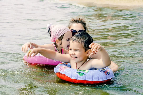 Niños Felices Madre Jugando Mar Vacaciones Verano Concepto Estilo Vida — Foto de Stock