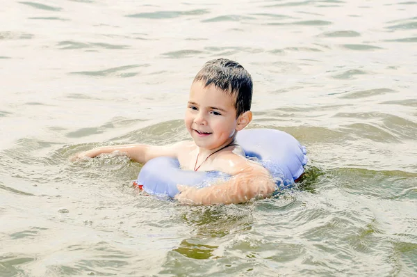 Niño Nada Mar Con Brillante Círculo Inflable Violeta Cálido Día — Foto de Stock