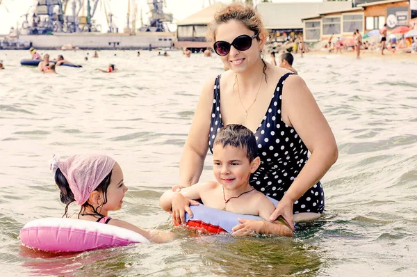 Bambini Felici Loro Madre Che Giocano Mare Vacanza Estiva Concetto — Foto Stock