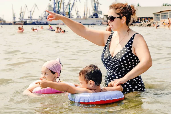 Bambini Felici Loro Madre Che Giocano Mare Vacanza Estiva Concetto — Foto Stock