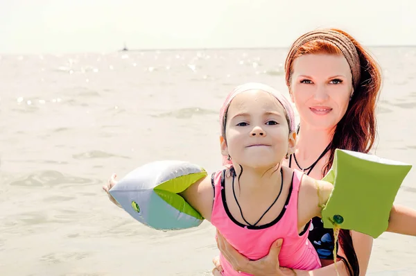 Una Ragazza Dai Capelli Rossi Una Bambina Nuotano Nel Mare — Foto Stock