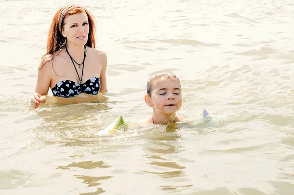 Una Ragazza Dai Capelli Rossi Bambino Nuotano Nel Mare — Foto Stock