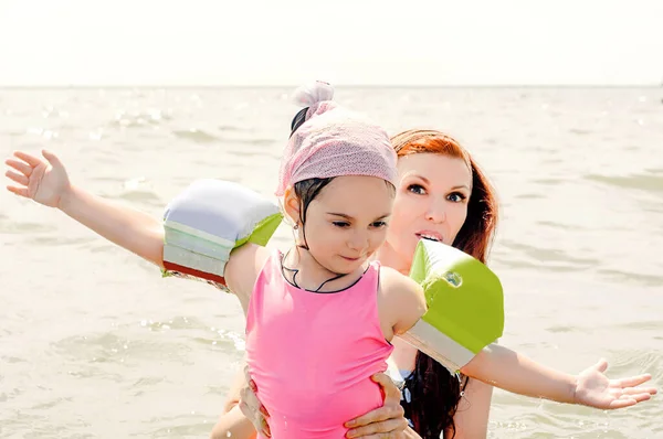 Kızıl Saçlı Bir Kız Küçük Bir Kız Denizde Yüzüyor — Stok fotoğraf