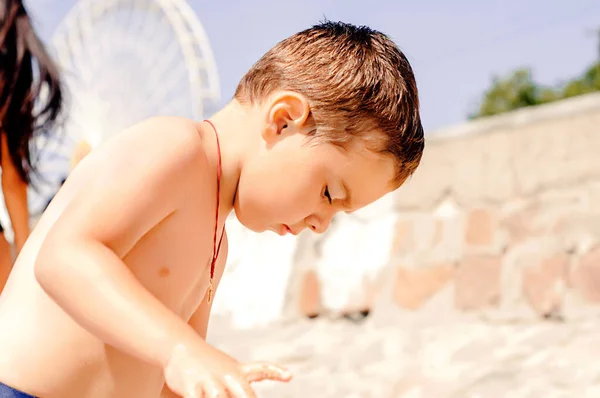 Ragazzo Divertente Che Cammina Lungo Spiaggia — Foto Stock