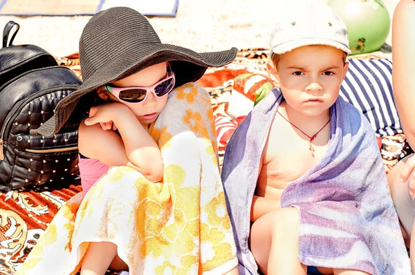 Bambini Dopo Bagno Caldi Sulla Spiaggia — Foto Stock