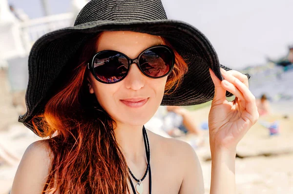 Retrato Una Hermosa Chica Pelirroja Con Gafas Sol Sombrero Paja — Foto de Stock