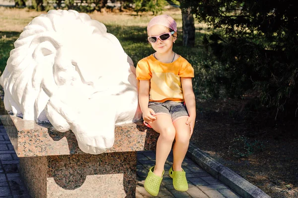 Menina Feliz Parque Verão Óculos Sol Com Uma Escultura Leão — Fotografia de Stock