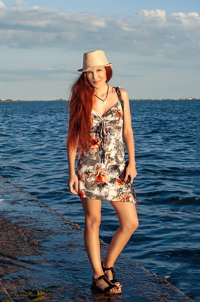 Kızıl Saçlı Genç Bir Kadın Akşam Denizinin Arka Planında Renkli — Stok fotoğraf