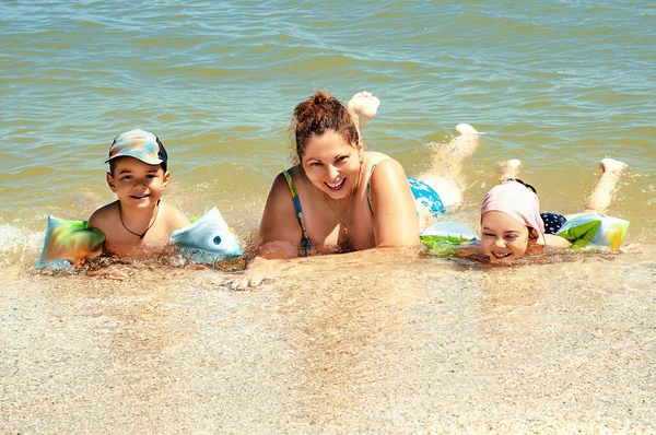 Ευτυχισμένη Οικογένεια Παιδιά Στη Θάλασσα Μαμά Γιος Και Κόρη Κολυμπούν — Φωτογραφία Αρχείου