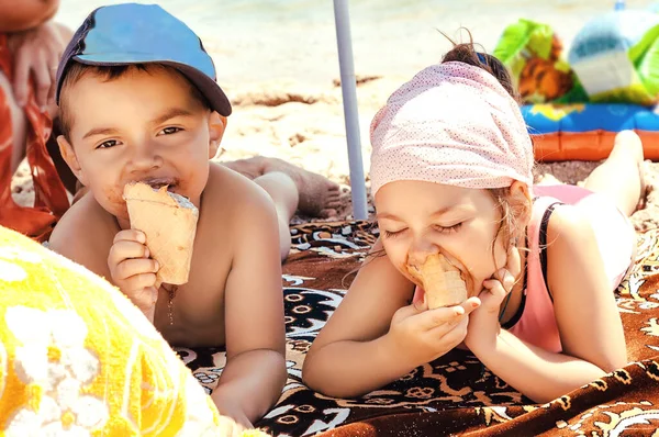 Fratello Sorella Bambini Piccoli Sono Sdraiati Sulla Spiaggia Mangiano Gelato — Foto Stock
