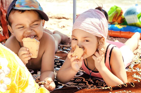 Hermano Hermana Los Niños Pequeños Están Tirados Playa Comiendo Helado — Foto de Stock