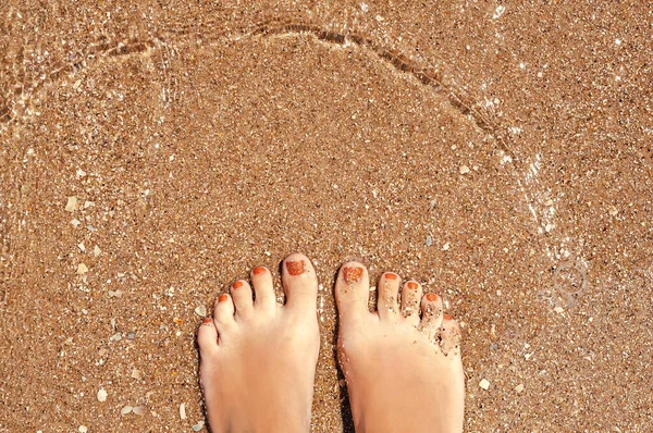 Detalhe Close Pernas Mulher Pés Andando Areia Praia Com Água — Fotografia de Stock