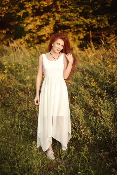 Hermosa Chica Pelirroja Vestido Blanco Encuentra Bosque — Foto de Stock