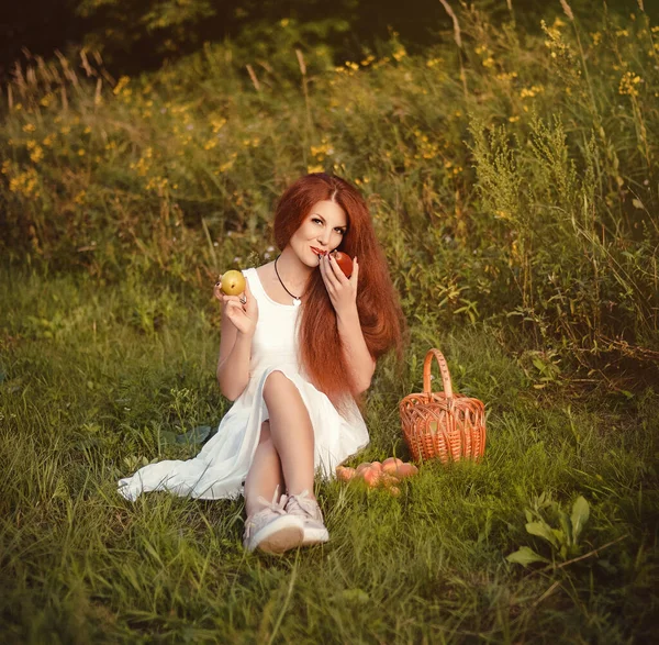 Menina Ruiva Bonita Sundress Branco Senta Floresta Com Uma Cesta — Fotografia de Stock