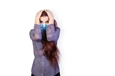 Yüz maskesi takan genç bir kadının stüdyo portresi, kameraya bakıyor, yakın çekim, beyaz izole arka planda izole edilmiş. Grip salgını, toz alerjisi, virüse karşı koruma. Şehir hava kirliliği kavramı
