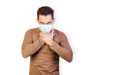 Tıbbi maske takan hasta bir adamın portresi izole edilmiş beyaz bir arka plan. Coronavirus konsepti. Sağlığınızı koruyun..