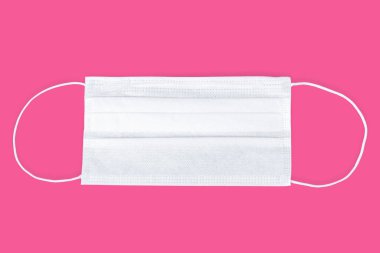 Pembe arkaplanda kırpma yolu izole edilmiş tek kullanımlık yüz maskesi