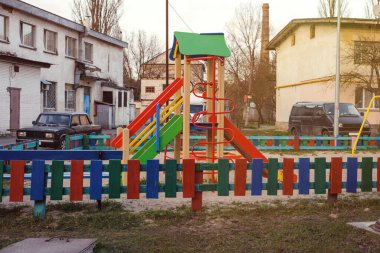 Çocuksuz, renkli bir çocuk parkının görüntüsü.