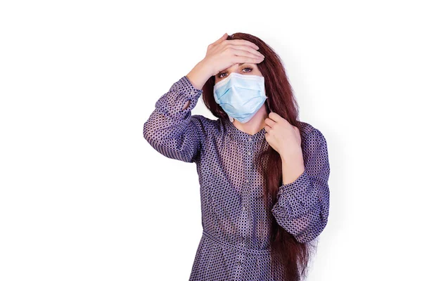 마스크를 카메라를 가까이서 배경에 여성의 스튜디오 알레르기 바이러스 — 스톡 사진