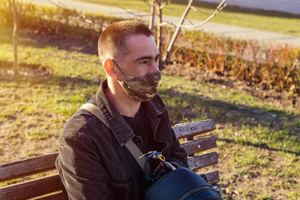 Ein Mann Frühling Auf Der Straße Einer Selbst Gebastelten Militärmaske — Stockfoto