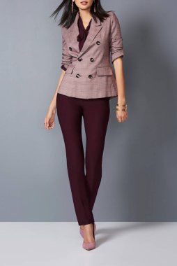 Şık sonbahar kıyafetleri, giysileri ve kıyafetleri içinde poz veren güzel bir kız. Moda, makyaj ve aksesuar gibi şık giyinmiş güzel, esmer bir kadın.