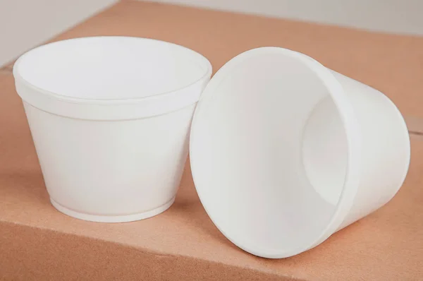 Tazas Espuma Blanca Primer Plano Pie Sobre Una Caja Cartón — Foto de Stock