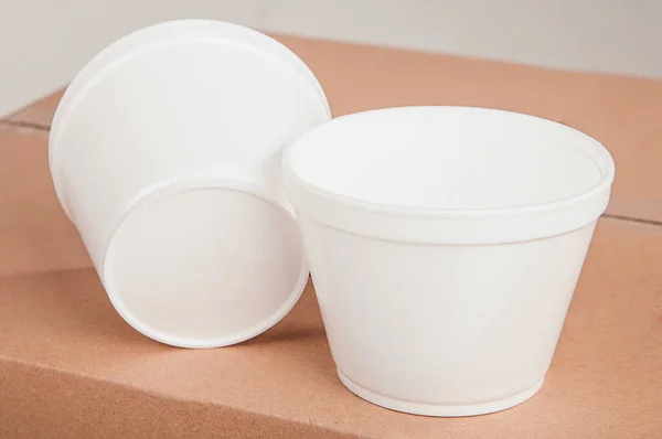 Tazas Espuma Blanca Primer Plano Pie Sobre Una Caja Cartón —  Fotos de Stock