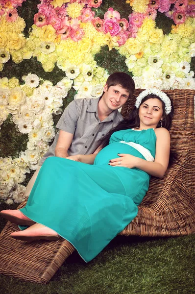 Casal Apaixonado Grávida Abraçando Esperando Pelo Bebê — Fotografia de Stock