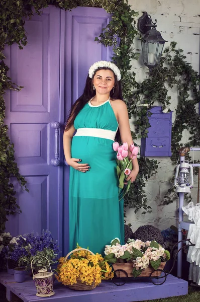 Retrato Estudio Una Mujer Embarazada Sosteniendo Vientre — Foto de Stock
