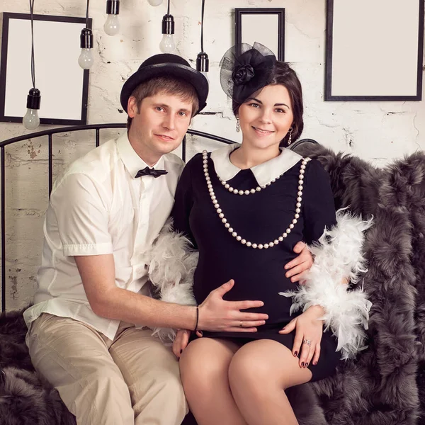 Casal Apaixonado Grávida Abraçando Esperando Pelo Bebê — Fotografia de Stock