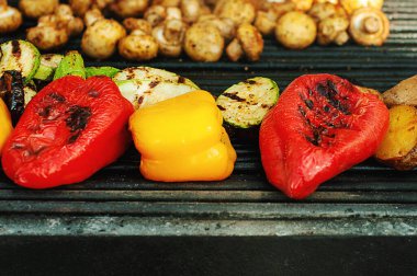 Mantar petrol ve ızgara sebzeler: biber, kabak, domates, bir barbekü üzerinde pişmiş