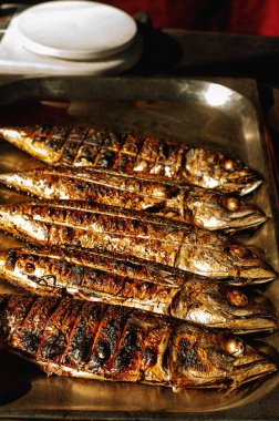 Demir tabakta ızgara balık. Sokak yemeği..
