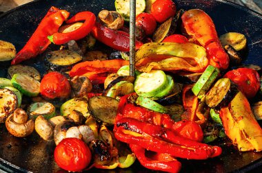 Mantar petrol ve ızgara sebzeler: biber, kabak, domates, bir barbekü üzerinde pişmiş